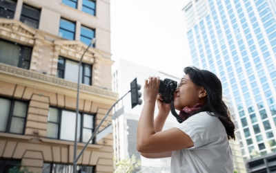 Seorang wanita memotret gedung
