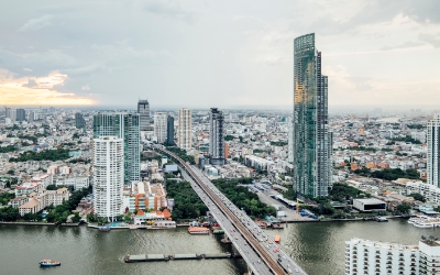 Pemandangan gedung tinggi di kota dengan langit (www.freepik.com)
