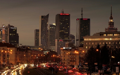 Potret pemandangan gedung dan langit malam (pexels.com)