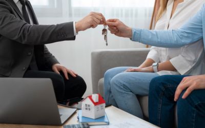 Agen properti dan klien setelah deal rumah.
