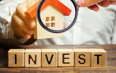 Tulisan Investasi pada susunan blok dan miniatur rumah kayu (www.freepik.com)