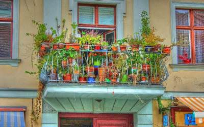 Desain balkon dengan elemen tanaman.