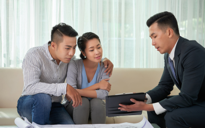 Gambar Agen Properti Bertransaksi Bersama Klien (Freepik.com)