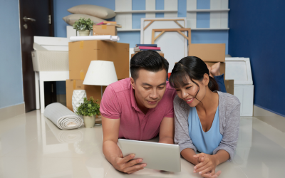 Gambar Dua Orang Melihat Situs Jual Beli Properti (Freepik.com)