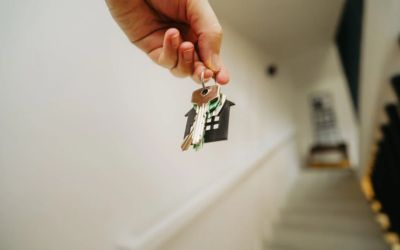 Seorang tengah menggantungkan kunci rumah.