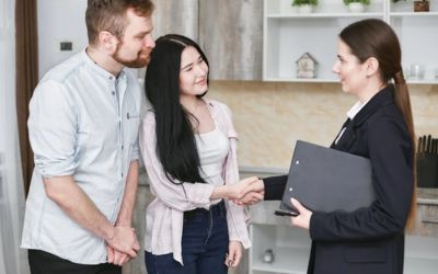 Ilustrasi klien dan agen properti saat membeli rumah.