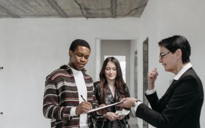 Ilustrasi menandatangani surat perjanjian jual beli properti.