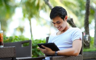 Ilustrasi seseorang sedang mencari rumah secara online.