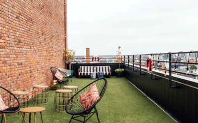 Desain rooftop rumah untuk tempat bersantai.