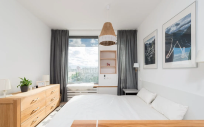Interior kamar tidur dengan nuansa furnitur kayu.