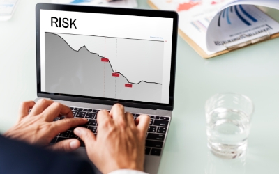 Investor menganalisa resiko investasi properti (freepik.com)