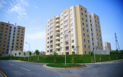 Gedung apartemen dengan area hijau (www.freepik.com)