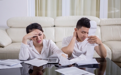 Pasangan menghitung tagihan keuangan (www.freepik.com)