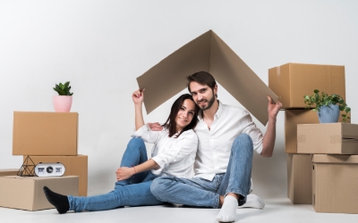 Pasangan muda dengan beberapa box di samping (www.freepik.com)