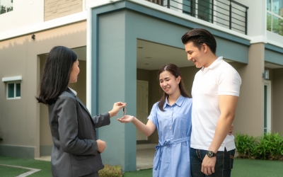Seorang pasangan sedang menerima kunci rumah dari agen properti (www.freepik.com)