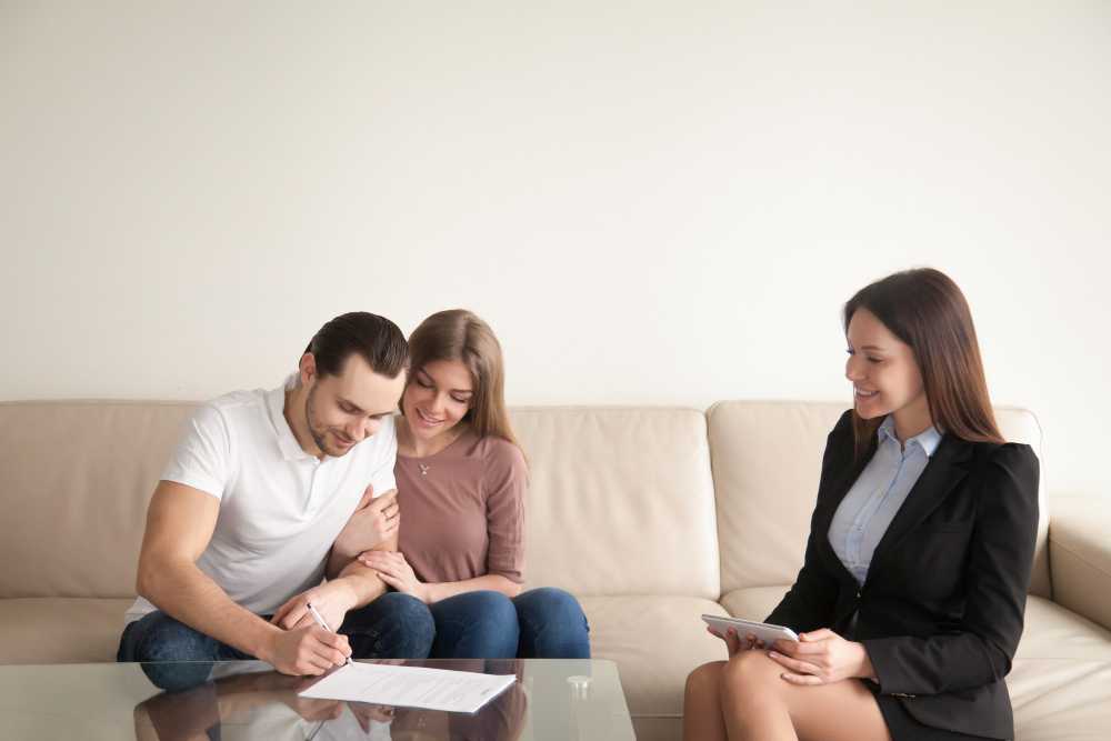 Agent property bersama kliennya
