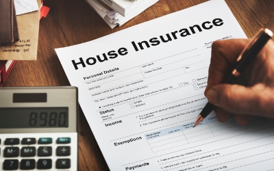 Mengisi formulir asuransi rumah (freepik.com)