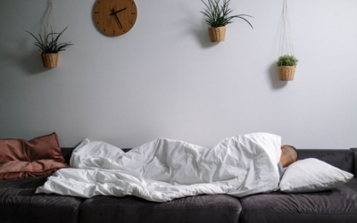 Orang sedang tidur di sofa bed. (Pexels.com)