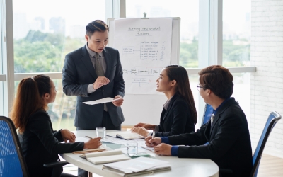 Tim kerja sedang rapat