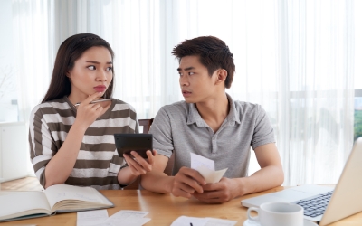 Pasangan muda menghitung keuangan (www.freepik.com)
