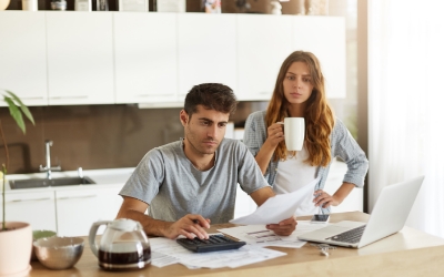 Pasangan mengecek dokumen dengan ekspresi bingung (www.freepik.com)