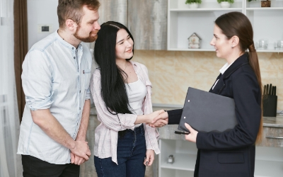 Pasangan klien berjabat tangan dengan agen properti setelah melakukan pembayaran (pexels.com)