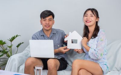 Pasutri sedang memasarkan rumah melalui platform jual beli properti.
