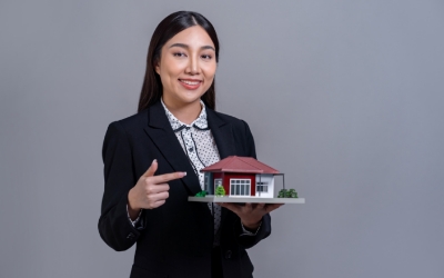 Ilustrasi agen properti dengan miniatur rumah (www.freepik.com)