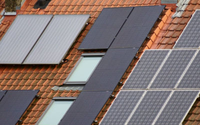 Penggunaan panel surya dalam rumah eco-friendly.
