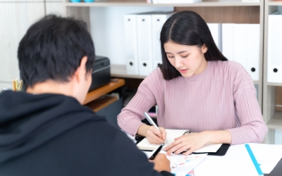 Pasangan muda sedang menulis perjanjian (www.freepik.com)