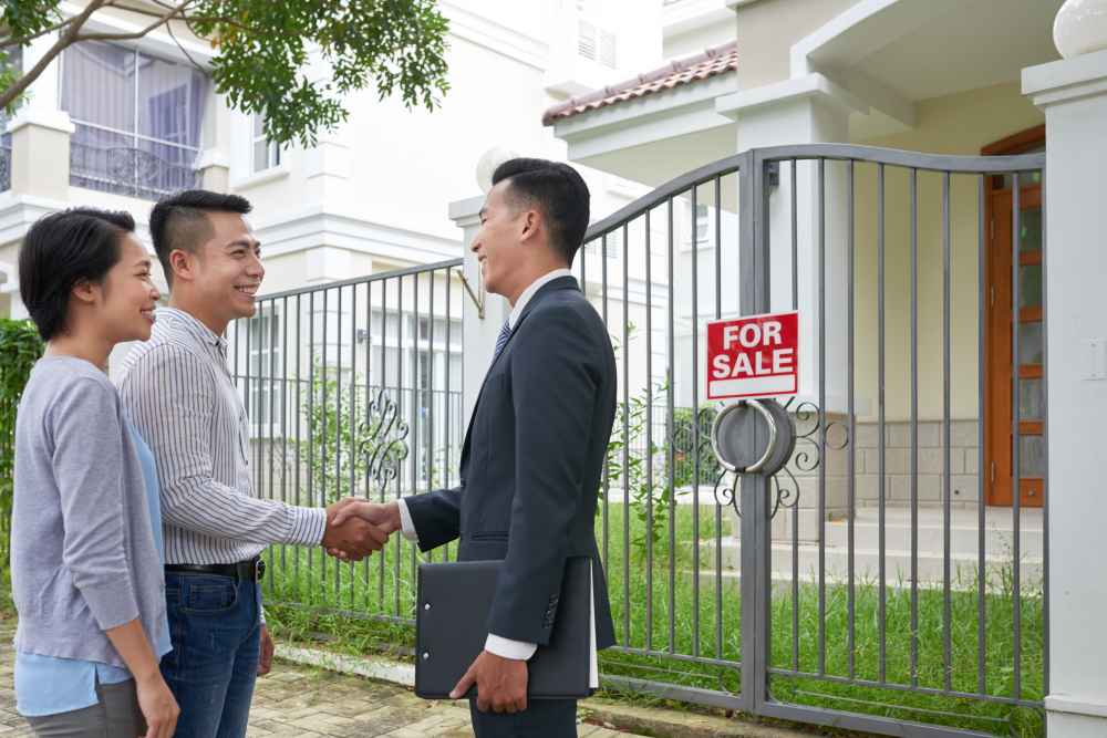 Agen properti bersama klien