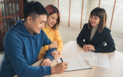 Pasangan muda sedang menandatangani kontrak dengan agen properti (www.freepik.com)