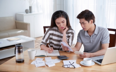 Dua orang pasangan sedang berdiskusi keuangan (www.freepik)