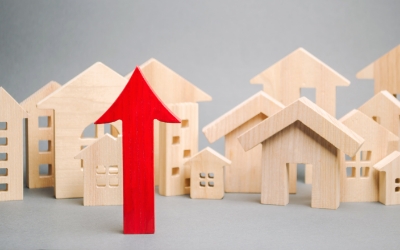 Miniatur rumah kayu dan panah merah ke atas (www.freepik.com)