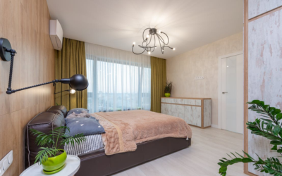 Kamar tidur dengan wallpaper motif kayu.