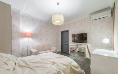 Kamar tidur dengan wallpaper berwarna merah muda