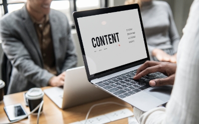 Potret pebisnis sedang rapat dengan memegang laptop (freepik.com)