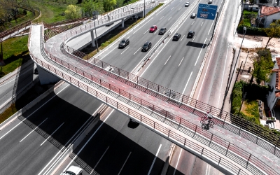 Potret pemandangan jalan tol dari atas (freepik.com)