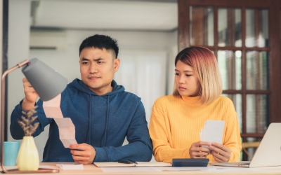 Pasangan muda sedang melihat nota keuangan (www.freepik.com)