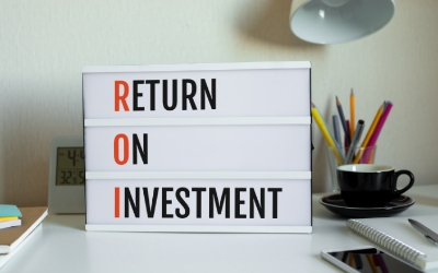 Papan dengan tulisan 'Return on Investment' (www.freepik.com)