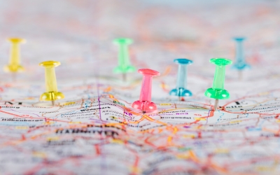 Ilustrasi push pin pada map (www.freepik.com)