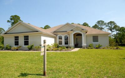 Rumah horizontal dengan halaman yang luas.
