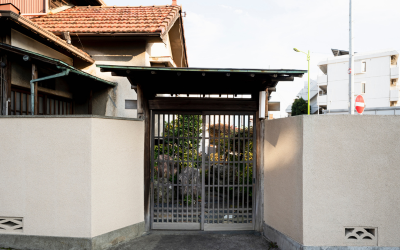 Rumah dengan pagar dari tembok.