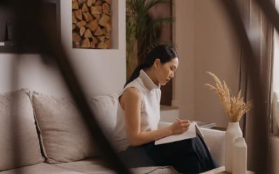 Rumah gaya Japandi dengan menggunakan warna netral dan elemen bertemakan alam.