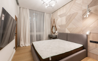 Kamar tidur dengan motif wallpaper kayu.
