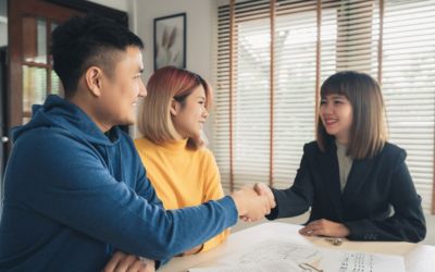 Seorang agen properti bersama klien.