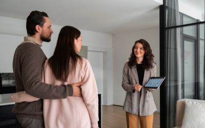 Seorang agen properti sedang viewing bersama klien.