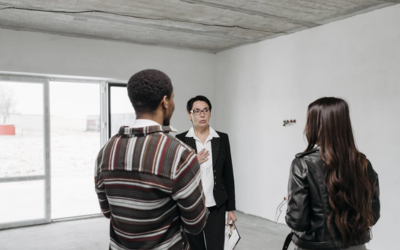 Seorang agen properti sedang viewing di ruko.
