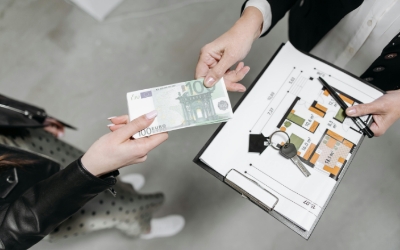 Seorang wanita memberikan sejumlah uang untuk pembayaran properti (pexels.com)