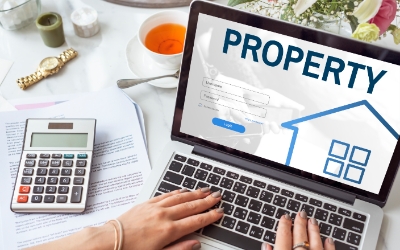 Seorang wanita membuka halaman properti untuk membayar NUP dalam jaringan (freepik.com)